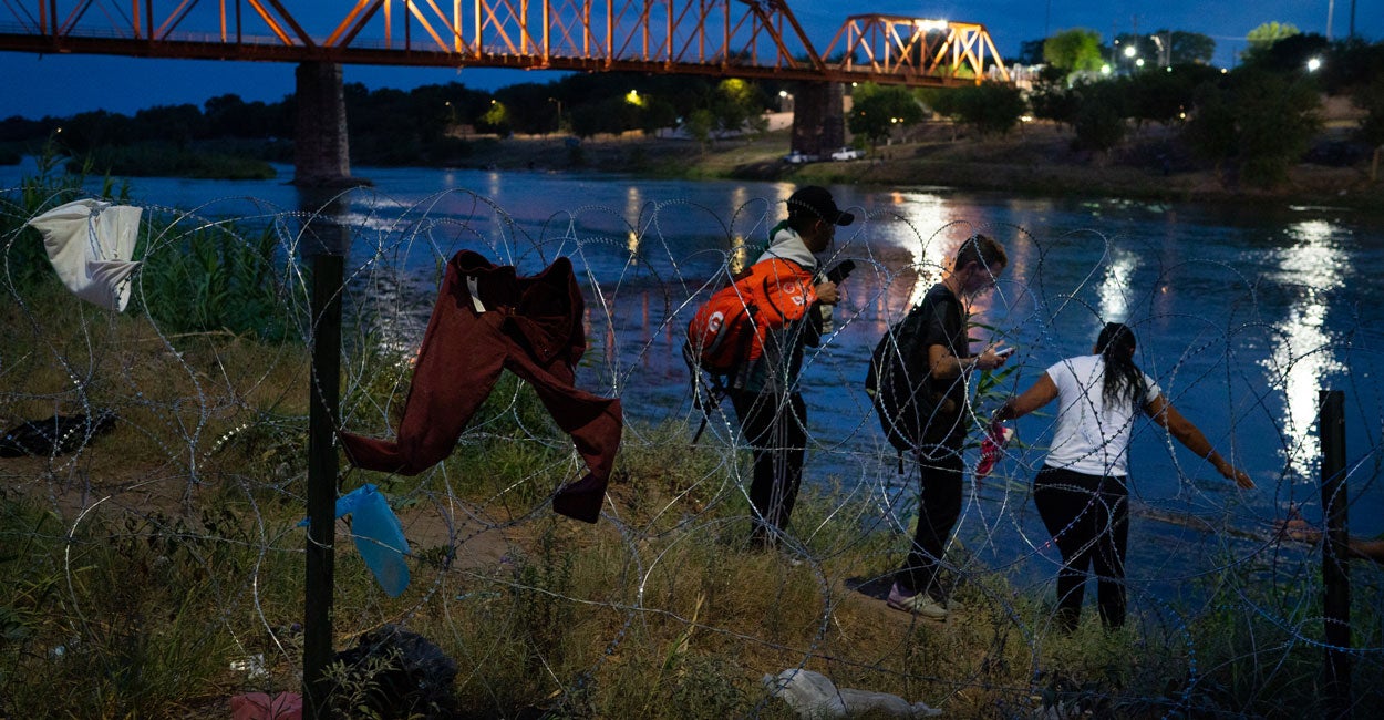 Texas Border Town Sees Hundreds Of Migrants In Just 2 Hours Long